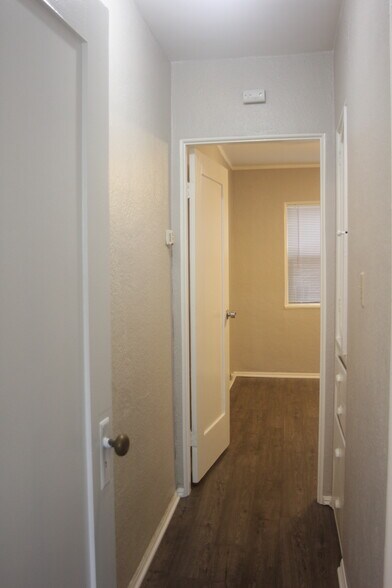 Building Photo - 911 S Marguerita Ave