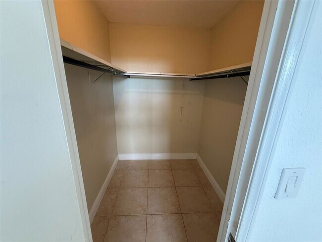 Building Photo - 2400 NE 10th St