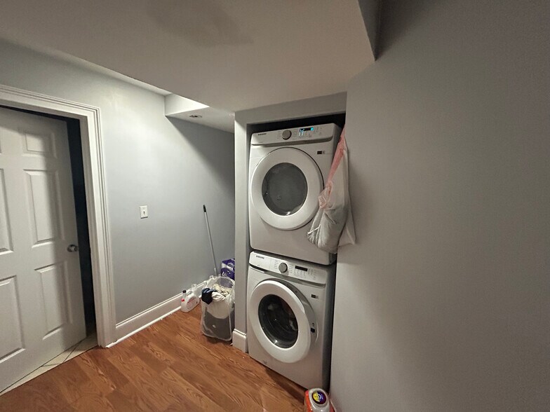 Building Photo - 719 Parker St