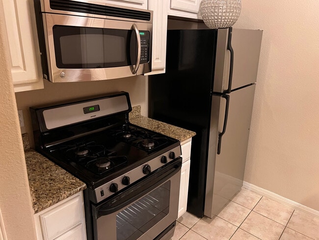 Building Photo - 1500 East Side Dr