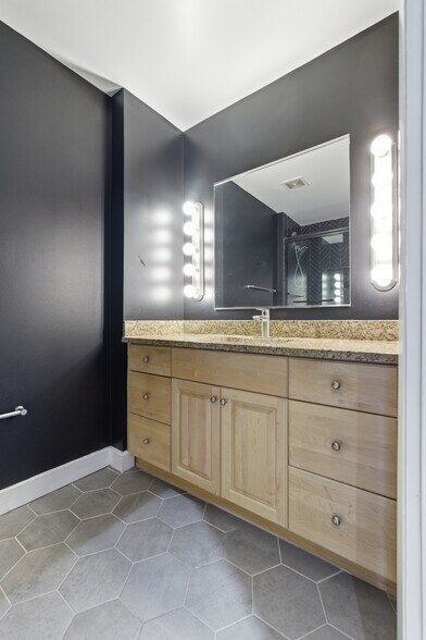 Building Photo - 811 4th St NW