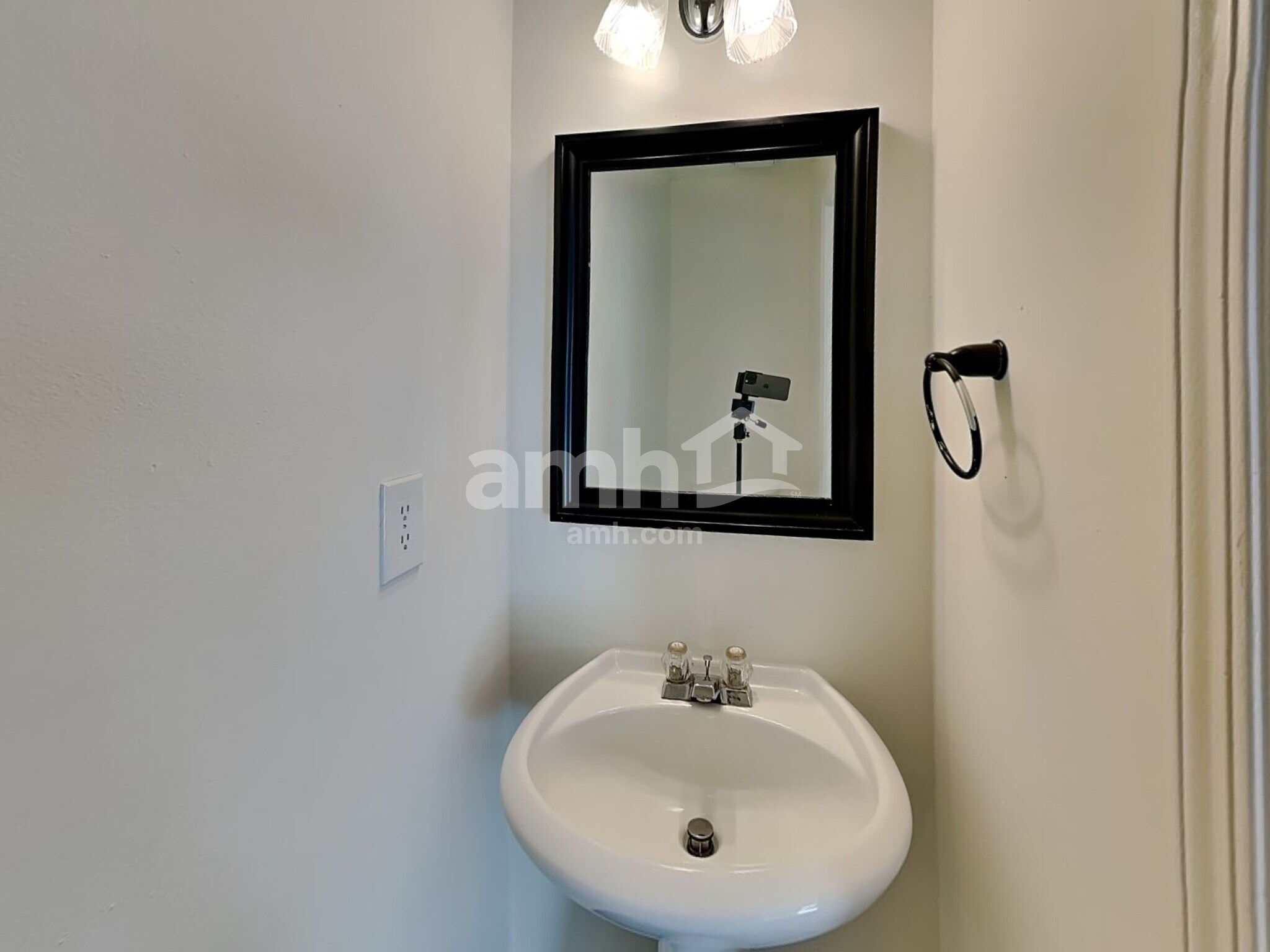 Building Photo - 1003 Glen Hollow Dr