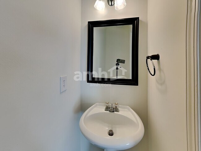 Building Photo - 1003 Glen Hollow Dr