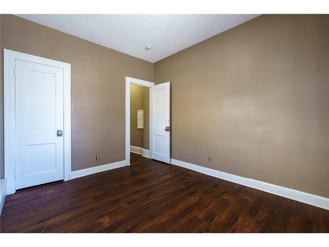 Building Photo - 1917 N Newton Ave