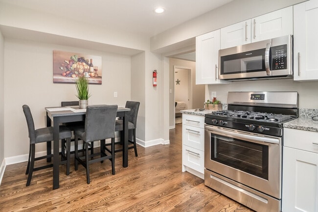 Building Photo - 649 Edgebrook Terrace