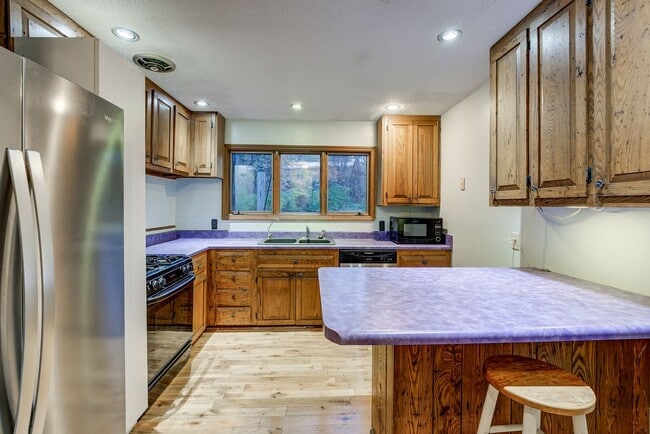 Building Photo - Large home in a beautiful setting close to all JC amenities