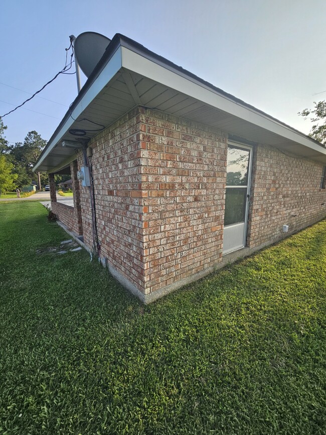 Building Photo - 16320 Langlinais Ln