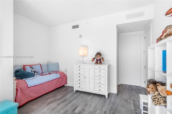 Building Photo - 10201 Collins Ave