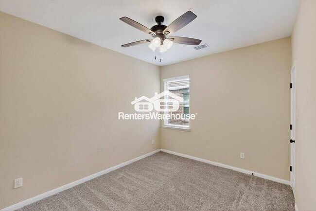 Building Photo - MOVE IN READY COMPLETELY UPDATED - 3BED/2B...