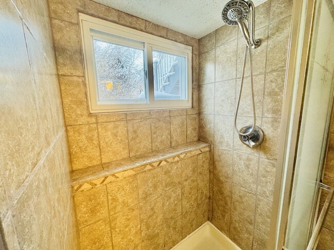 Building Photo - Nice Single family home 4-Bedroom Retreat with 2 Baths in Eagan – Your Perfect Home Awaits