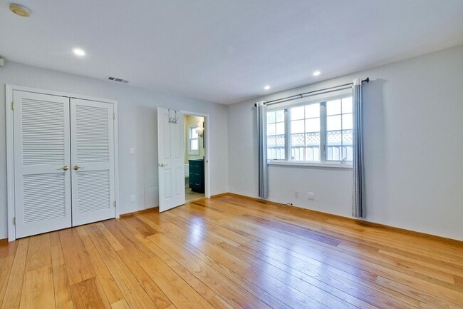 Building Photo - Beautiful 4 bedroom, 3 bath in desirable C...