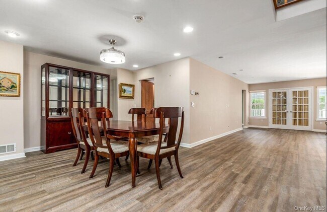 Building Photo - 138 The Knoll