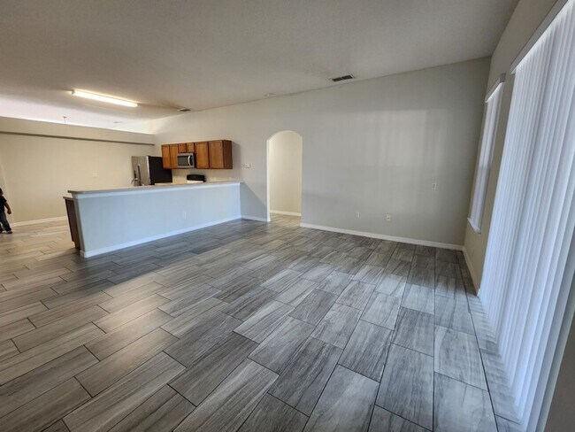 Building Photo - 4/2 Contemporary Style house