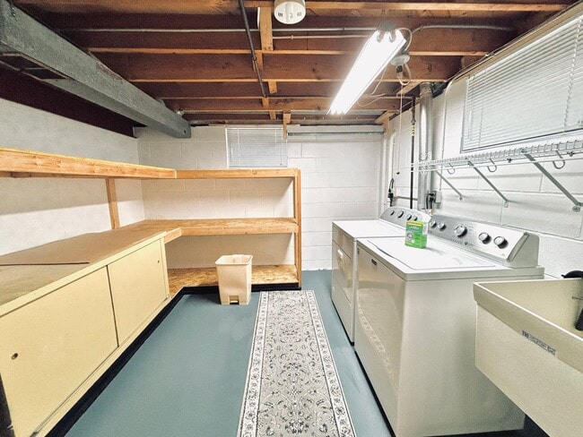 Building Photo - Sprawling 3bedroom 2bath Home in Roseville...