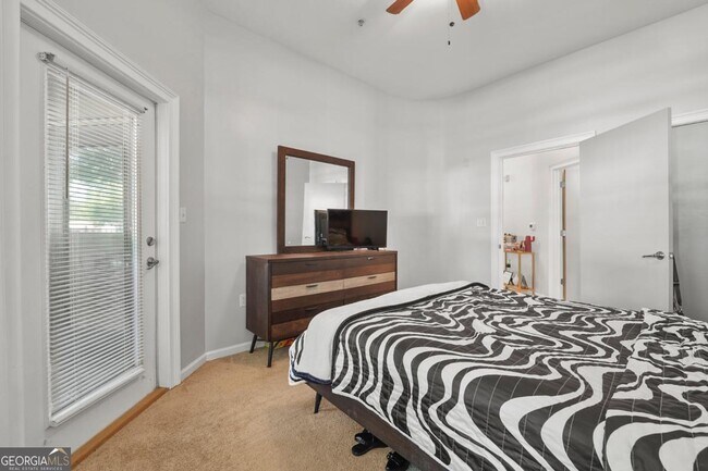 Building Photo - 898 Oak St SW