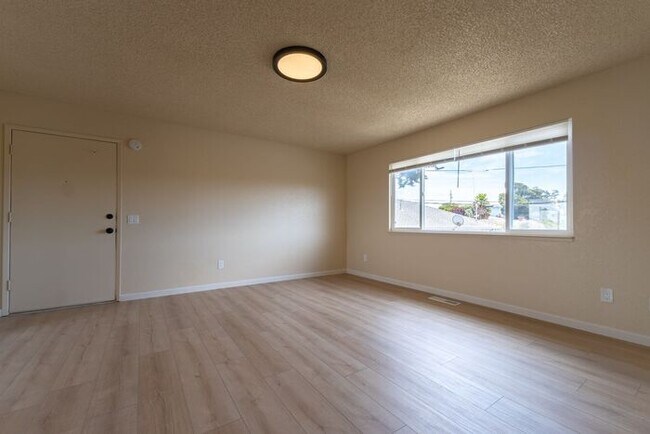 Building Photo - Newly Remodeled 2 bedroom 1 bathroom Seaside Apartment!
