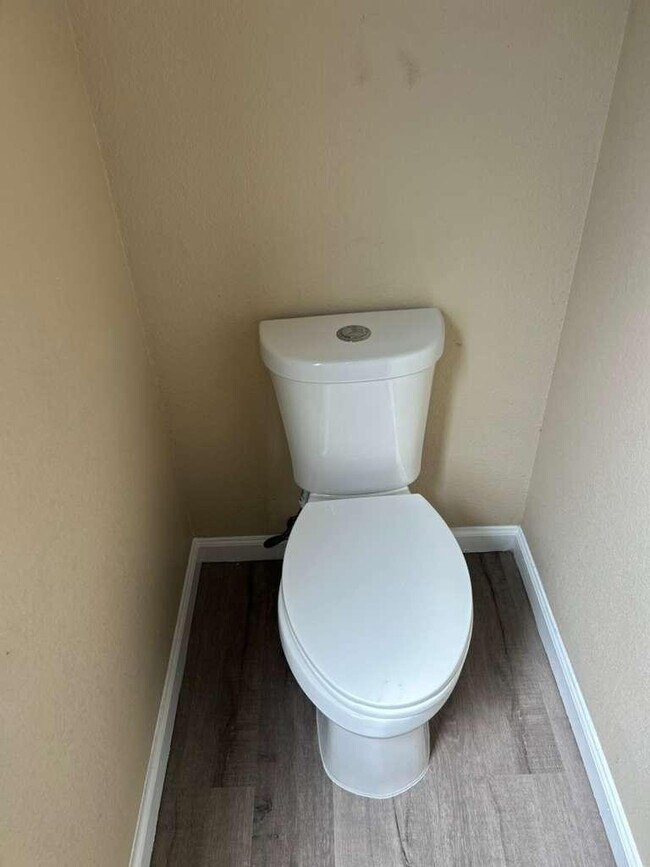 Building Photo - 15822 N 5th Ave