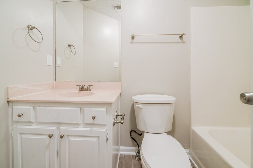 Building Photo - 3539 Pine Grove Dr