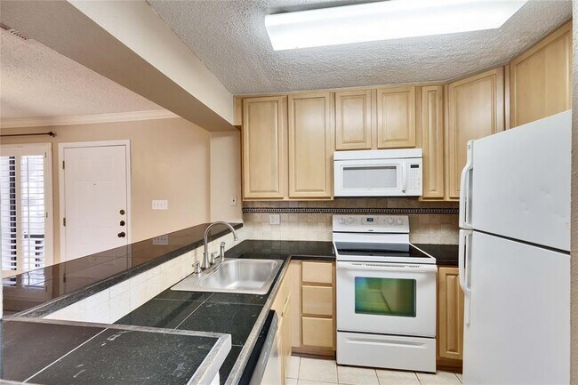 Building Photo - 2510 San Gabriel St