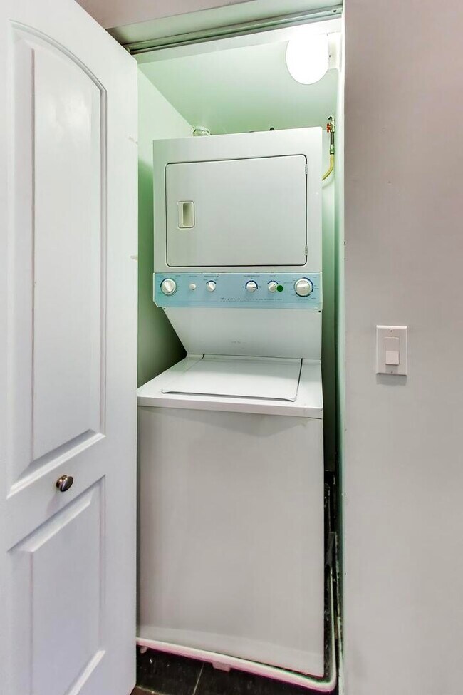 Building Photo - 3815 N Kedzie Ave