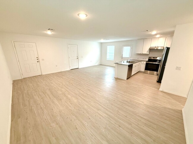 Building Photo - AVAILABLE NOW! 4 Bedroom / 2 Bath Home In ...