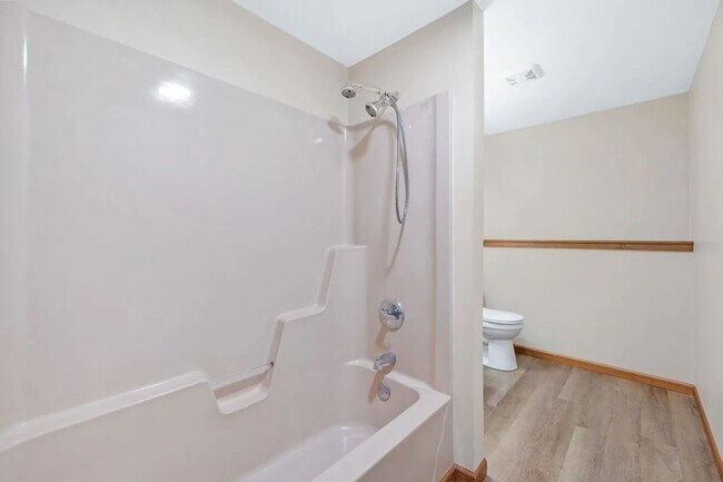 Building Photo - HUGE 4 Bedroom, 3.5 Bathroom!