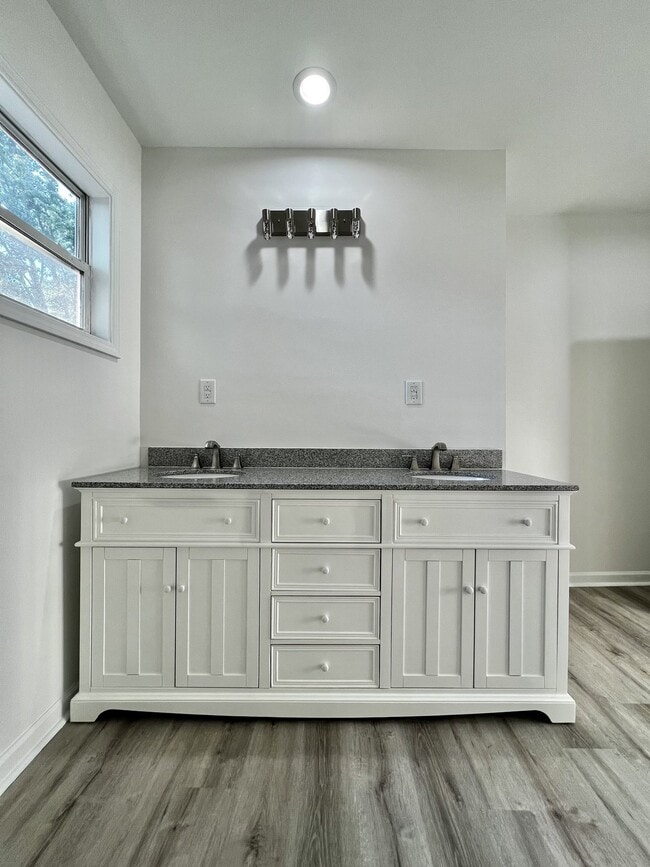 Building Photo - 947 Clark St