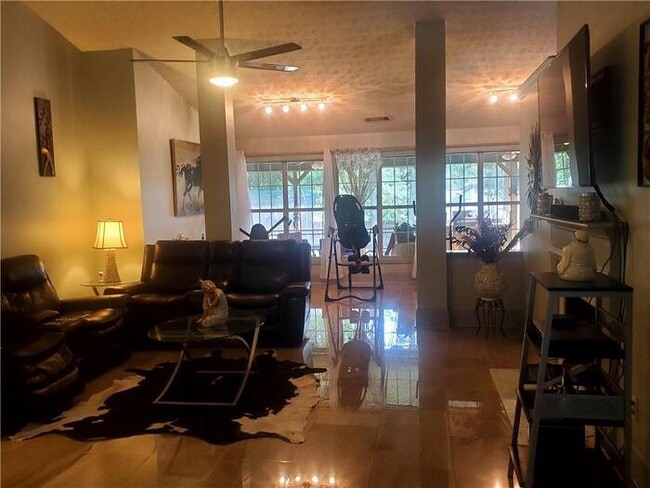 Building Photo - House - 4.5 beds 2 baths.