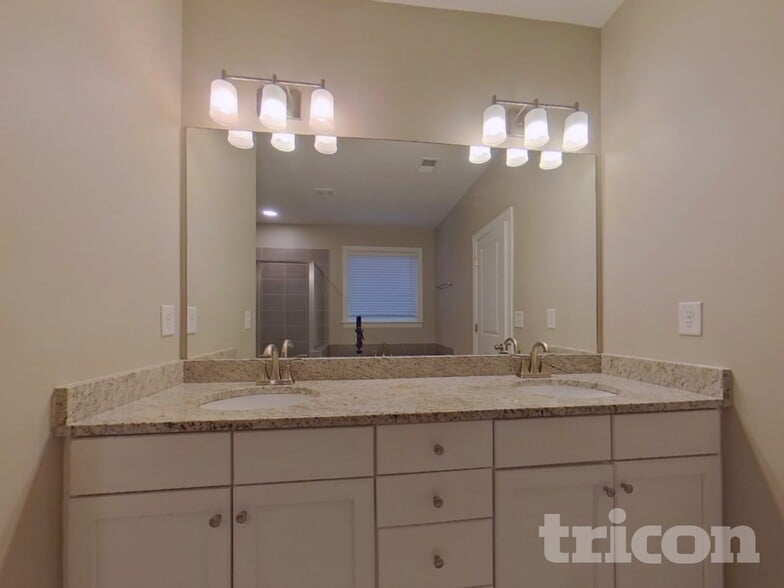 Building Photo - 1990 Woodmont Dr