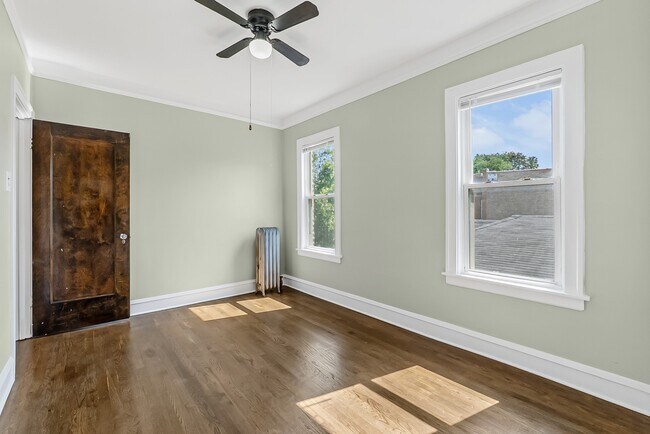 Building Photo - 5742 N Francisco Ave