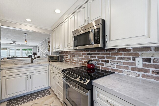 Building Photo - 842 SE 19th Ave