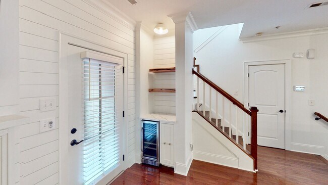 Building Photo - 1328 Ordermore Ave