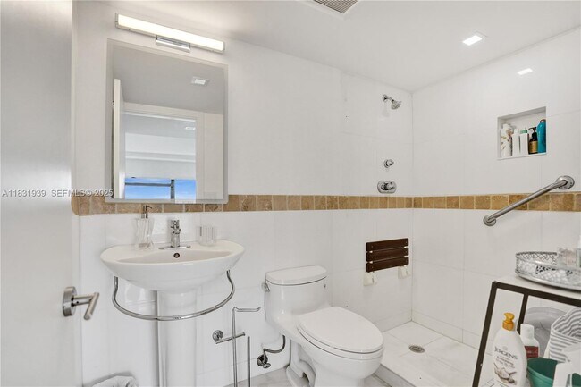 Building Photo - 900 NE Spanish River Blvd