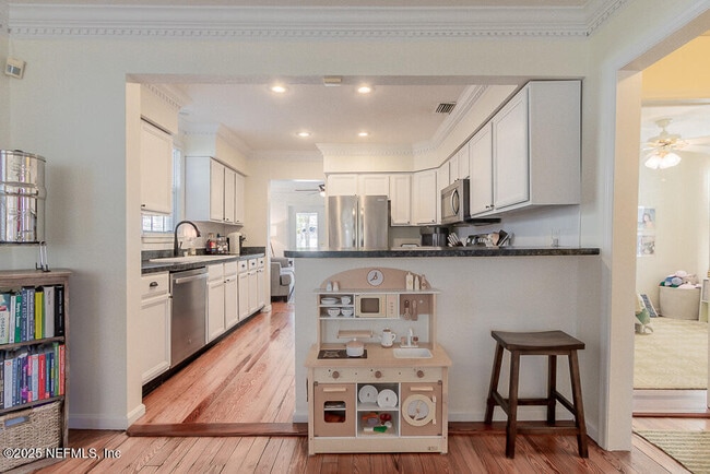 Building Photo - 214 Hopkins St