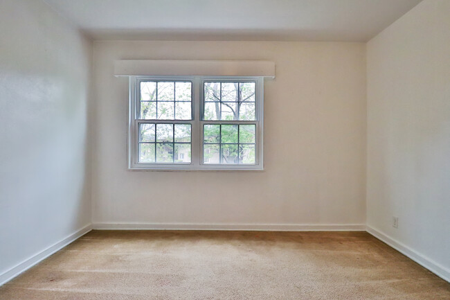 Building Photo - 831 N Raynor Ave