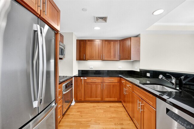 Building Photo - 225 Stanley Ave