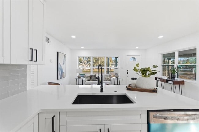 Building Photo - 2470 Del Rio Way