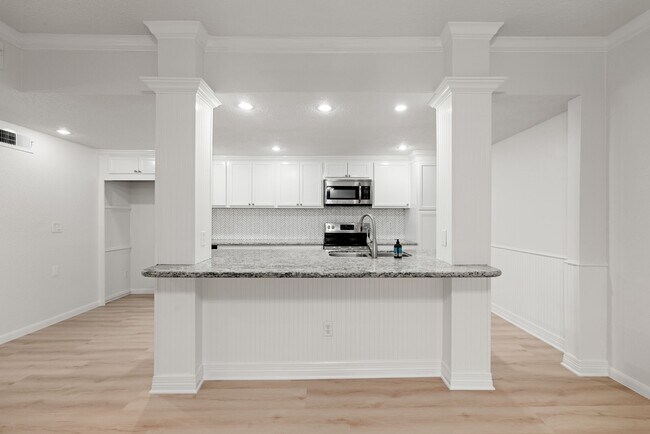 Building Photo - 5711 Sugar Hill Dr