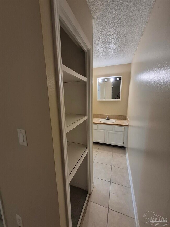 Building Photo - 537 Petros Cir