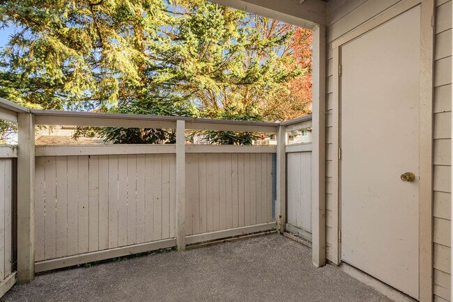 Building Photo - Charming Ground-Floor Condo in Woodinville – 2 Bed, Private Patio, Pool & Fitness Center