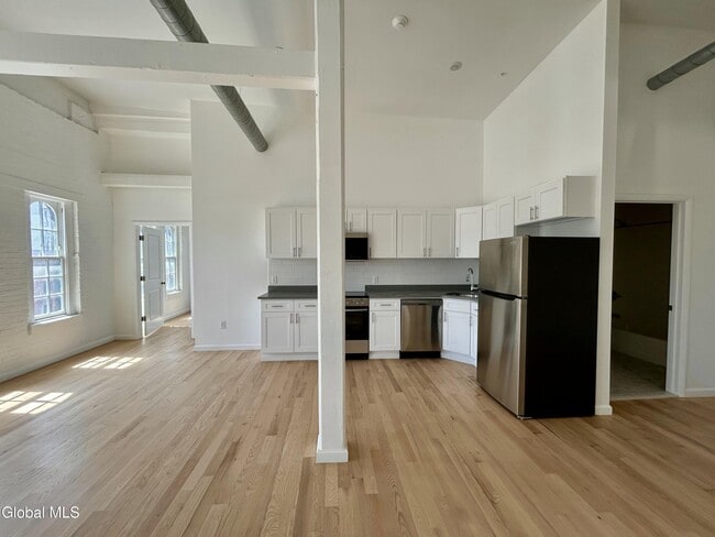 Building Photo - 155 River St