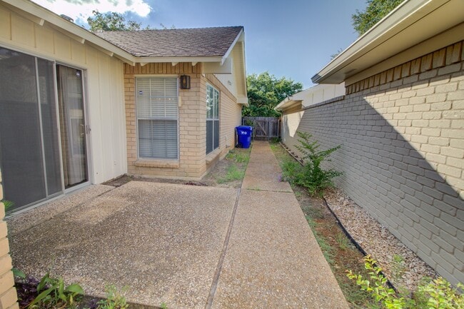 Building Photo - Windmill Hill Patio Home