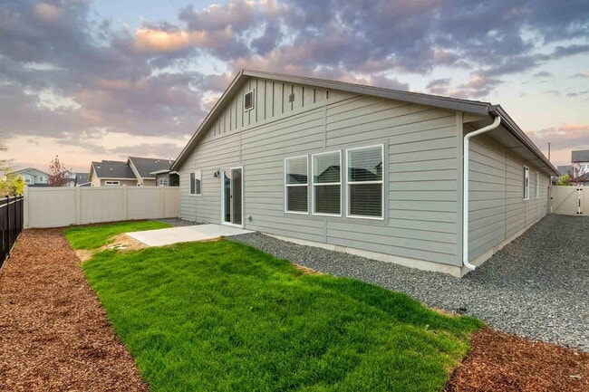 Building Photo - 4 bed 2 bath home for rent