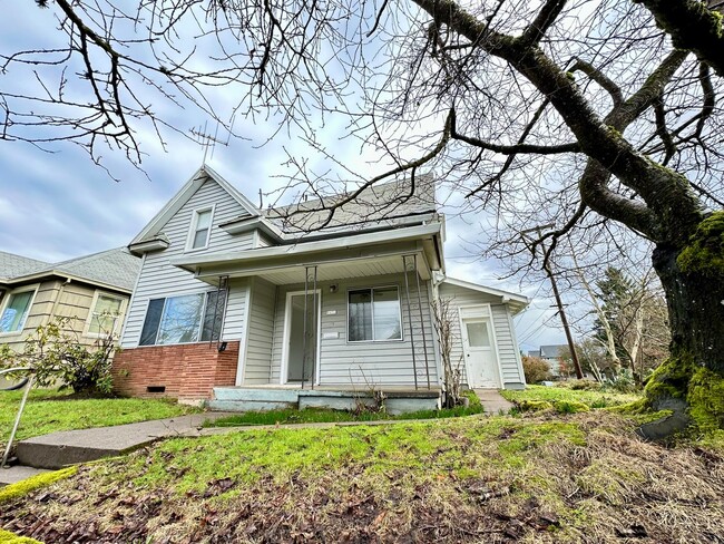 Primary Photo - Charming 3 Bedroom, 2 Bath Home in Sellwoo...