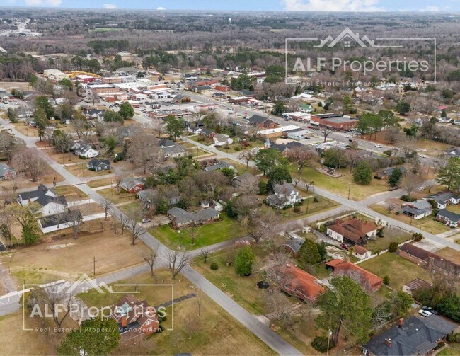 Building Photo - Renovated 2 Bedroom, 1 Bath First-Floor Apartment Available