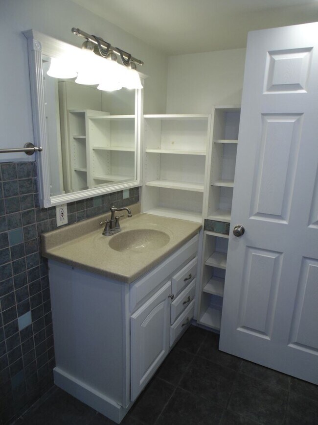 Building Photo - 1 bedroom, 1 bath, 1 parking in the heart of Waikiki!