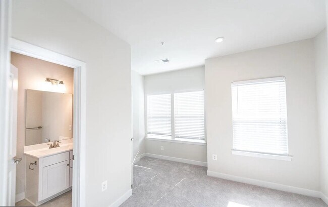Building Photo - 2816-2816 Evansgreen Dr