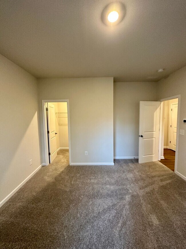 Building Photo - Elegant Townhome located in Ballantyne!