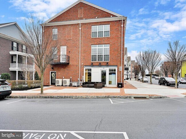Building Photo - 147 Putnam Way