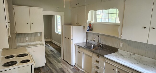 Building Photo - 701 9th St